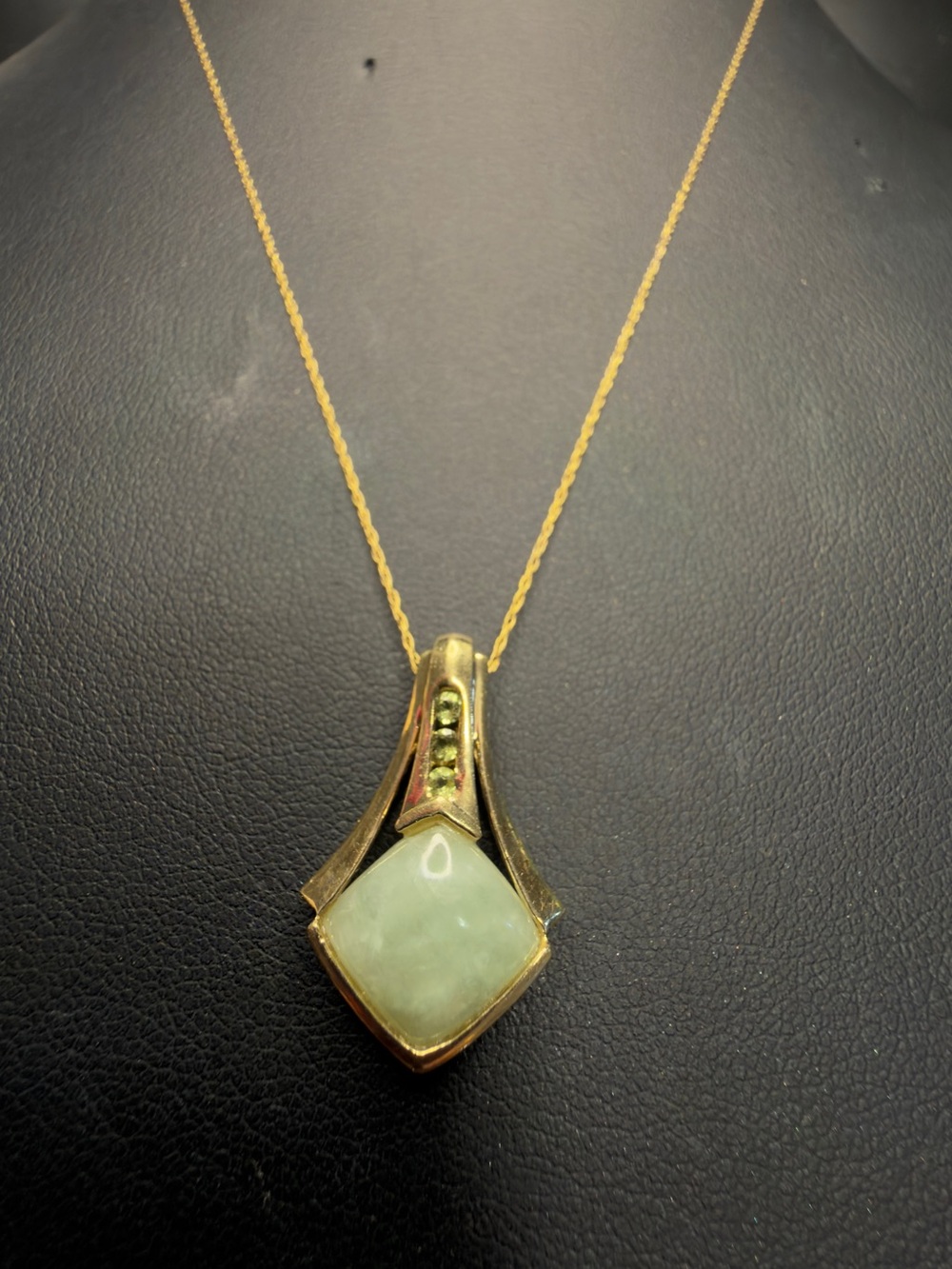 10K NECKLACE & PENDANT WITH JADE STONE & PERIDOT CRYSTALS VINTAGE NATURAL STONE